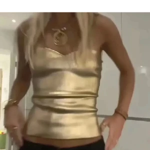 Guldig topp - Säljer denna guldiga topp från Zara, lappen är kvar och den är oanvänd💖