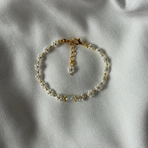 Armband 💕 - Paketpris: 3 blommiga armband med ett blommighalsband, enkel armband och set ringar för 350kr(ordinarie pris:450kr). Design, färger coh storlek väljer man helt själv, för mer besök vår profil💕