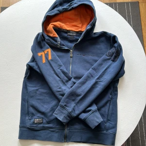 Zip Hoodie SR - Visst begagnad men fortfarande hel och fin.