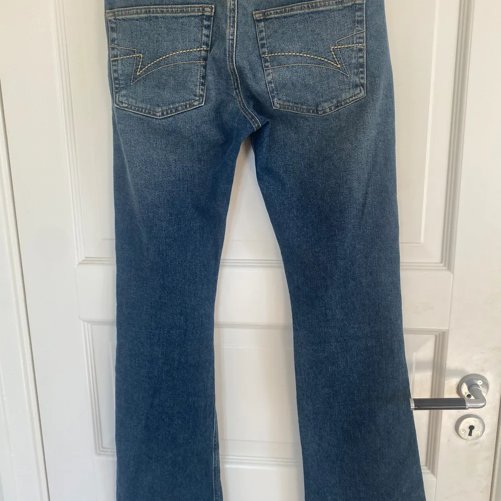 Skitsnygga Lågmidjade bootcut jeans från Junkyard. Säljer då de är för stora. Nypris 599. Jeans & Byxor.