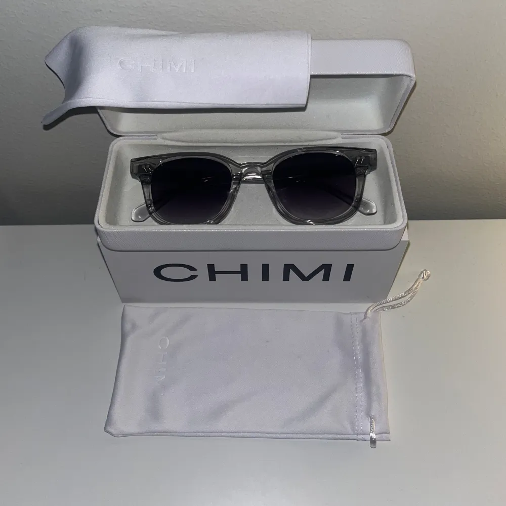 Säljer mina riktigt schysta Chimi’s. Modell 02 färg ”grey”. Nyskick 10/10, inga repor eller skador. Allt original medföljer. Nypris 1250kr . Accessoarer.