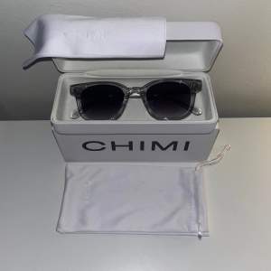 Säljer mina riktigt schysta Chimi’s. Modell 02 färg ”grey”. Nyskick 10/10, inga repor eller skador. Allt original medföljer. Nypris 1250kr 