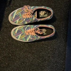 Vans skor - Säljer mina vans jag köpte för några år sedan men som inte använts på länge. De är höga i sulan, lite platå-liknande. Sulan kan tvättas innan de postas om man vill! Vill bara bli av med dem, därav lågt pris💕