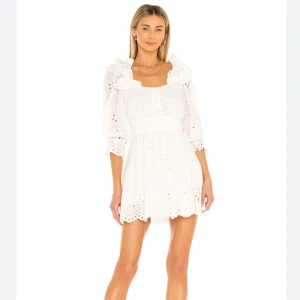 Studentklänning - Säljer min super fina studentklänning från love and lemons🥰🥰 endast använd på studenten💓💓