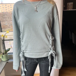  tröja med snörning  - Så fin ljusgrön tröja med snörning!!