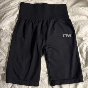 Träningssett från ICIW, knappt använt.  Shorts och tröja, seamless i svart Nytt pris: 548kr  Mitt pris 350kr för båda