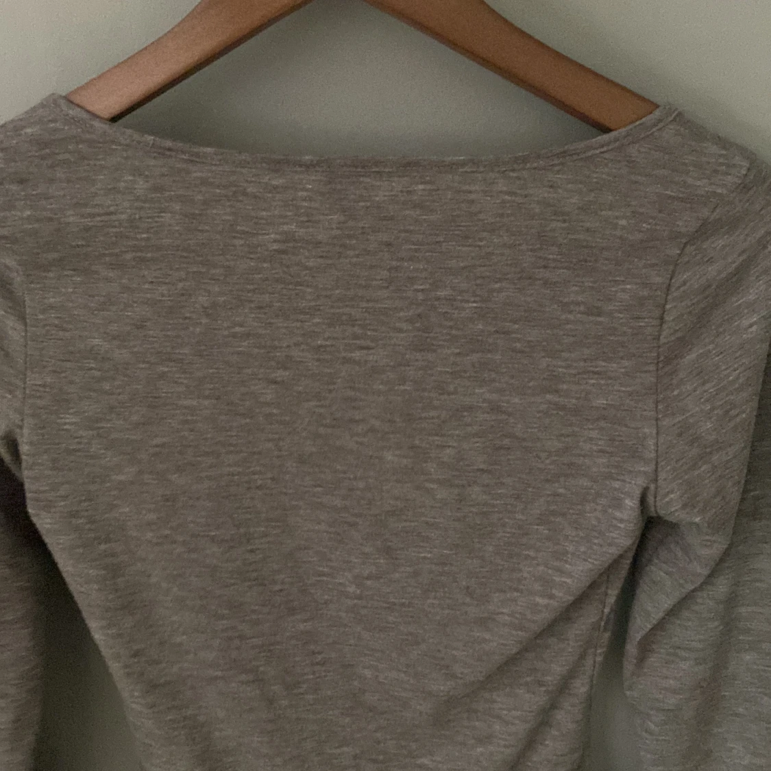 grå långärmad tröja från shein med knappar   - 90