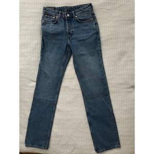 Mid straight jeans från Weekday, storlek 28/34, modell: pin, färg: blå, oanvända pga liten storlek