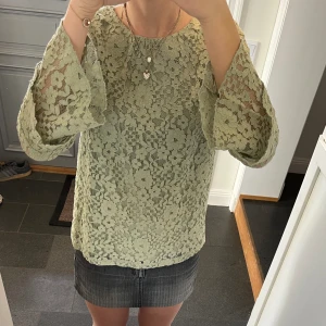 Grön spetsblus - Spetsblus med volanger i storlek S, passar även M, från STOCH LM. Fint skick. Använd gärna köp nu!