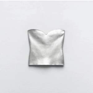 Tubetop i silver från Zara💕 Använd en gång, nyskick💕 Säljer för 250kr+frakt