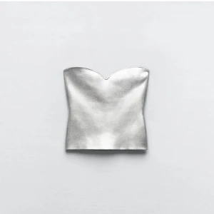 Tubetop - Tubetop i silver från Zara💕 Använd en gång, nyskick💕 Säljer för 250kr+frakt