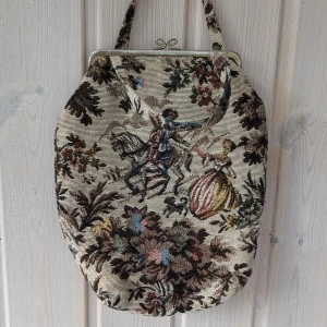 Vintage skoväska/ handväska/ aftonväska väska/ kuvertväska tygväska - Fin mönster med Vintage handväska i fint begagnat skick. Måtten finns på bilderna. Kan behöva lite rengöring på insidan av väskan, men det påverkar inte eller stör.