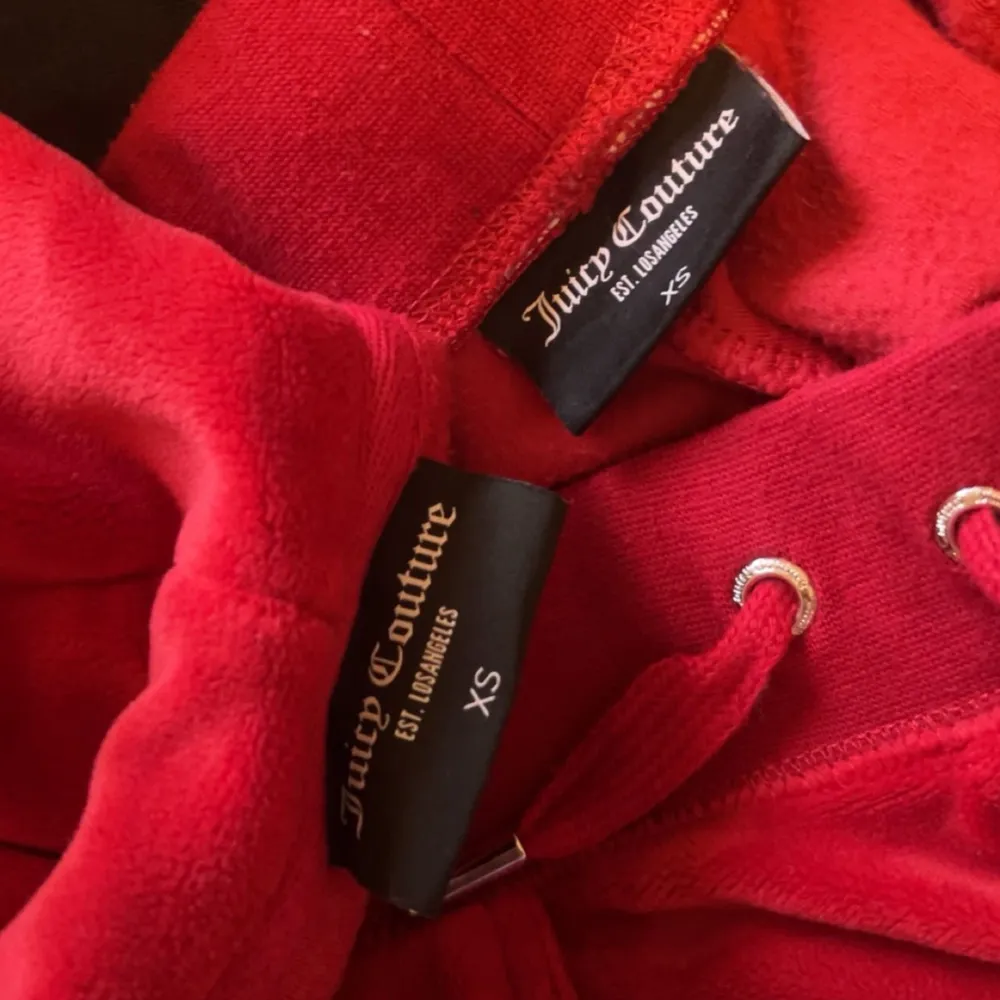 Juciy couture sett i rött Bra skick Säljs som sett Kan förhandla om priset. Hoodies.