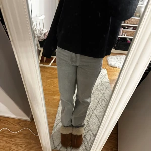 Gråa jeans - Jätte snygga gråa mid waist jeans. Långa på mig som är 1,67. Nyskick.✨✨