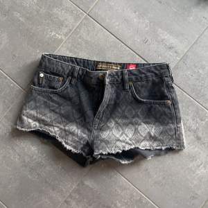 As snygga jeans shorts från super dry. Nästan aldrig använda då de inte passar mig så bra. Fint mönster. Lägg gärna pris förslag😊💖