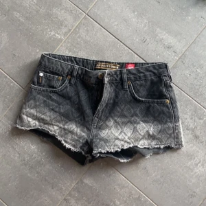  jeans shorts - As snygga jeans shorts från super dry. Nästan aldrig använda då de inte passar mig så bra. Fint mönster. Lägg gärna pris förslag😊💖