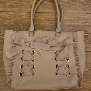 Lizlisa handväska - Köpt på Lizlisa butiken i Tokyo för några år sedan. Supersöt men har inte kommit till mycket användning💗