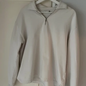 Ziptröja - Somrig ziptröja från these glory days. Köptes in från Volt för 999kr, säljer för 250. Storleken är M - Vitbeige.