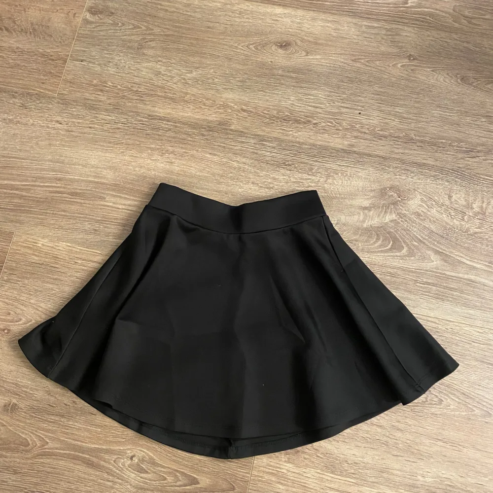 Säljer denna kjolen som är kortare i modellen och är fint att ha nu till sommaren💛🥂. Kjolar.