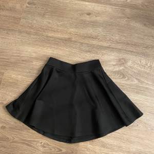 Säljer denna kjolen som är kortare i modellen och är fint att ha nu till sommaren💛🥂