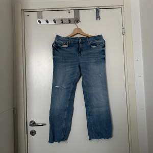Säljer ett par otroligt vackra Zara jeans i storlek 38. Fint skick, mer använda men inga synliga anmärkningar eller defekter. 