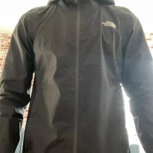 En north face windbreaker i mycket bra skick ett hål på insidan i vänster armen men det ser man inte den är väl använd och säljer den för den börjar bli liten på mig hör av dig vid intresse!