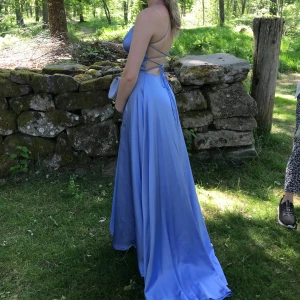 Ljusblå balklänning  - Intressekoll på min balklänning 💙 Köpt från Dressroom linné, nypris - 3990 kr. Storlek 34. Endast använd 1 gång. 🩵 Uppsydd till mig som är 163 cm lång plus ca 4-5 cm klackar. 