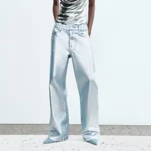 Skit coola blåa Zara jeans som är helt slutsålda i strl 40, helt nya med prislapp kvar säljer pga många byxor hemma 🤍