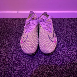 Phantom GX - Ett par Phantom GX i storlek 41. Välanvända skor som nu inte passar mig längre. Därav priset. Nypris: 2799 Hör gärna av dig om du har frågor.