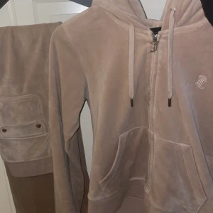 Beiget Juicy couture set - Säljer nu mitt beigea juciy set då det aldrig kommer till användning. Bra skick, känns som nytt, tyget är fortfarande lika mjukt som när det var nyköpt. Storlek S i båda delarna. Hör av er vid frågor!🥰