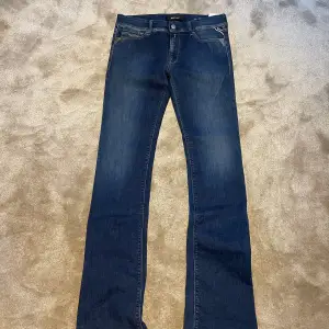 Hej! Säljer nu ett par Replay jeans även kallade grish jeans. Skick: 10/10 helt nya aldrig använda. Nypris 1499kr. Mitt pris 500kr. Tveka ej att höra av dig vid funderingar. Hörs snart!