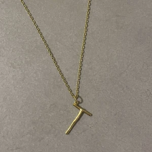 Marianilsdotter halsband  - Halsbandet är i nyskick, storlek 45.säljer billigt då jag inte har kartongen kvar 💛