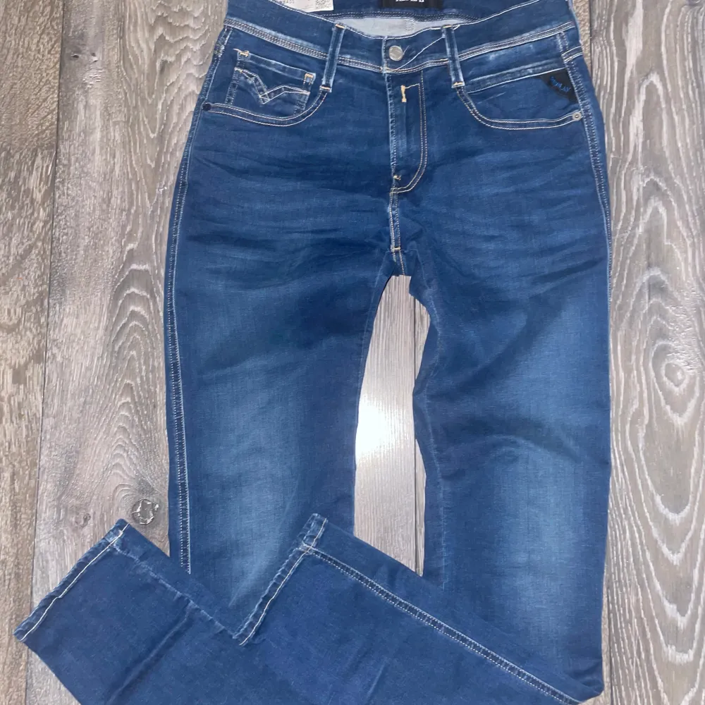 Retail - 1250 | 9.5/10 | Replay Anbass jeans, i bra sick | Köp sker via dm!🍾🥂   L32 W29. Jeans & Byxor.