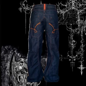 Jeans  - Snygga jeans köpta här på plick för 450 kr, säljer endast då det inte är riktigt min stil längre. Midjemått: 75 cm, innebenslängd: 76 cm, ytterbenslängd: 102 cm. Passat perfekt på mig som är 165 cm 💓 !lånade bilder! tveka inte om att be om fler! 