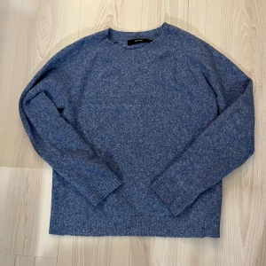 blå stickad tröja - super gosig stickad tröja i gott skick!! nypris: 250 kr