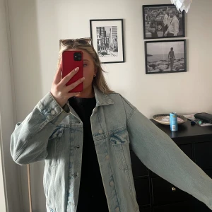 Jeansjacka  - Jeansjacka i fint skick, köptes förra våren.