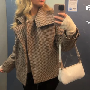 Arket Kappa - Säljer nu min fina Arketkappa för jag inte får så mycket användning av den.✨ Perfekt för våren! 💗Fint skick och sparsamt använd. Inköpt för 1790kr. 