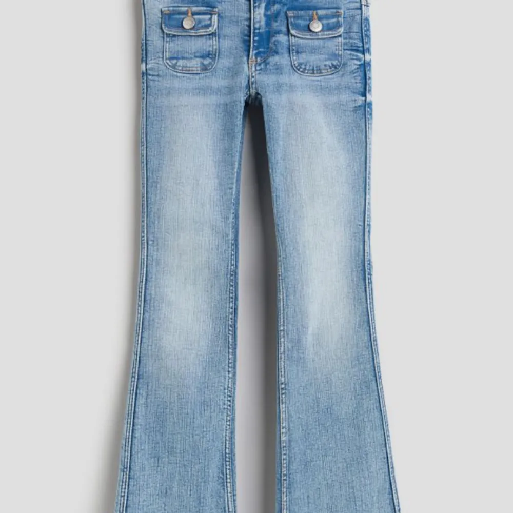 Jätte fina jeans i str 146/152 säljer pga inte passar mig längre.inga defekter ny pris ungefär 300kr och har endast använt några få gånger💕 . Jeans & Byxor.