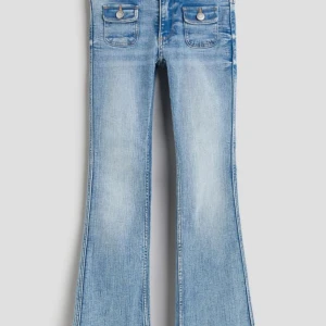 Snygga jeans 💕 - Jätte fina jeans i str 146/152 säljer pga inte passar mig längre.inga defekter ny pris ungefär 300kr och har endast använt några få gånger💕 