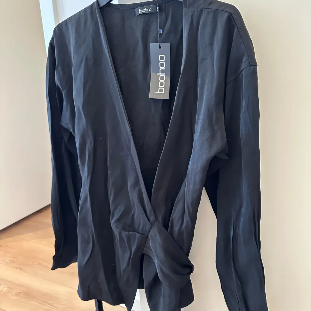 Super snygg blus sĂ€ljes med knytning i midjan! Ny med prislappar pĂ„đ. Puserot.
