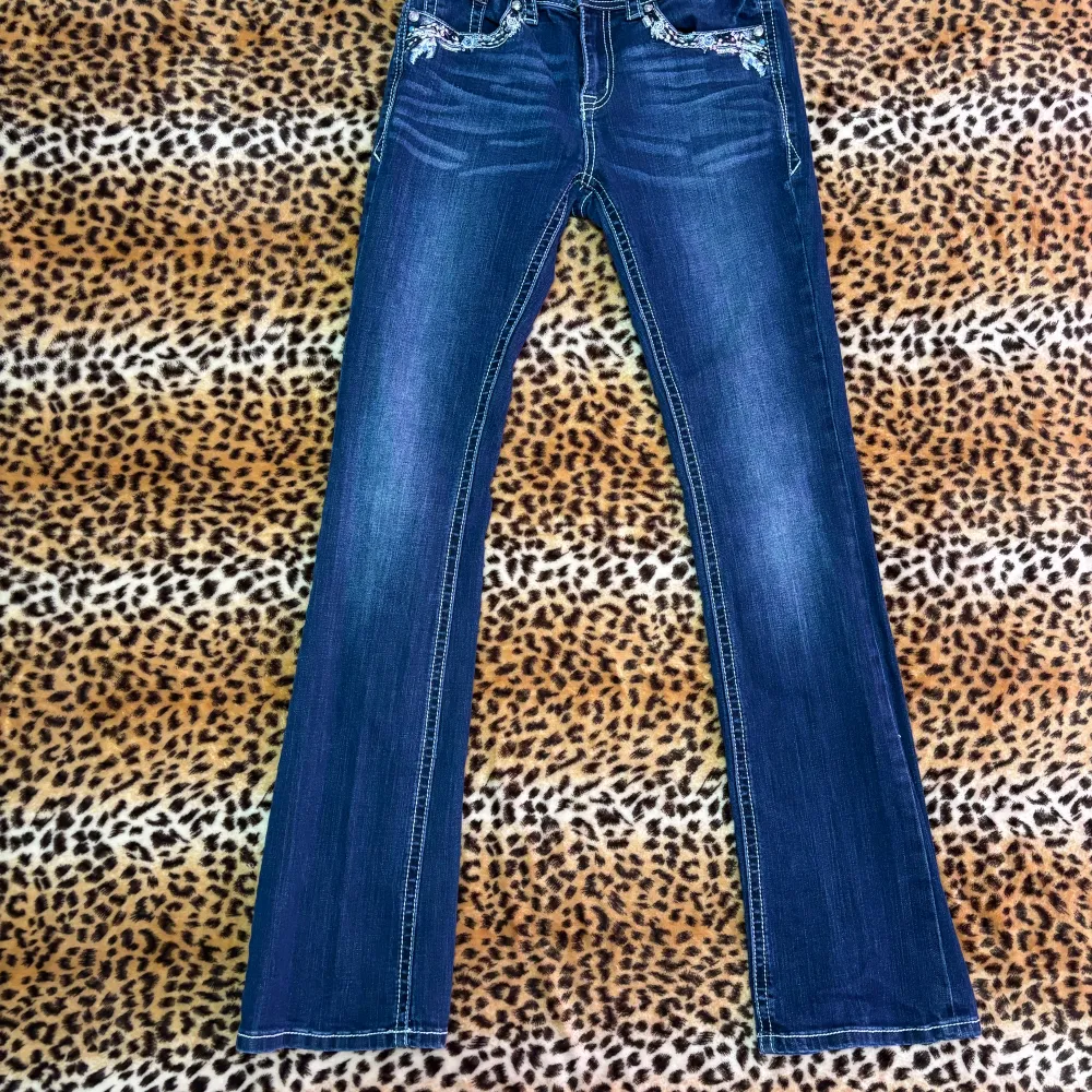 ✰*฿✩‧₊˚ läs gärna köpvillkoren innan köp - FAST PRIS ✰ midjemått: 33 cm, innerben: 78 cm ✰ bootcut lowrise modell, miss me liknande jeans! ✰ inga bilder på, dem är för små på mig ✰ inga märkbara defekter ✰ skriv vid frågor💋. Jeans & Byxor.