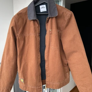 Jacka från zara  - Skön jacka från zara, tror jag använt 2 gånger 