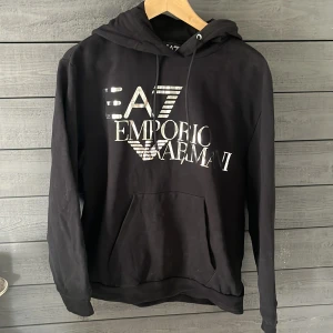 Armani hoodie  - säljer denna hoodie pågrund av ingen användning pga inte min klädstil.