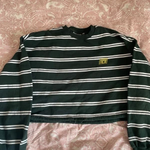 Junkyard tröja - Säljer denna populära junkyard tröja, extremt bra kvalite på tyget och en ”knyt” detalj längst ner så man kan dra åt den Storlek M💞