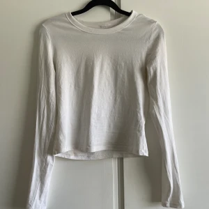 Vit tröja - Säljer detta vita basplagg från hm. Har en liten fläck på framsidan som knappt syns. Köper man alla plagg jag säljer för 20kr kan man få dem för 150kr ihop. Pris kan diskuteras💗