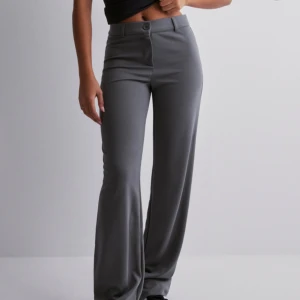 Kostymbyxor  - Säljer dessa jättesnygga gråa kostymbyxor från Nelly, orginalpris 500kr💕 dom är använda två gånger och har inte fläckar osv💕tryck gärna på ”köp nu” och kontakta för frågor💕