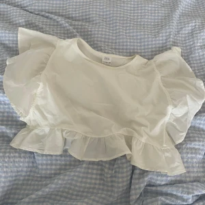 Zara blus - Den är i bra skick. Ganska kort och så sticker det ut lite trådar i ärmarna (inget som syns när man har på sig den). Annars jättefin! Använde mycket i somras
