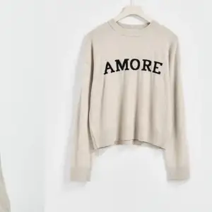 Stickad tröja från ginatricot Young med texten ”Amore”. Fint skick! Storlek 158/164❤️‍🔥