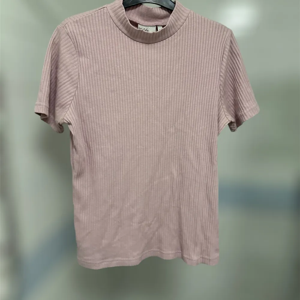 Enkel, fin rosa tröja i lite tjockare material vilket är perfekt till lite mer kallare dagar! Den är från isolde i storlek L som den gråa!. T-shirts.