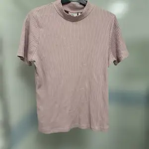 Enkel, fin rosa tröja i lite tjockare material vilket är perfekt till lite mer kallare dagar! Den är från isolde i storlek L som den gråa!